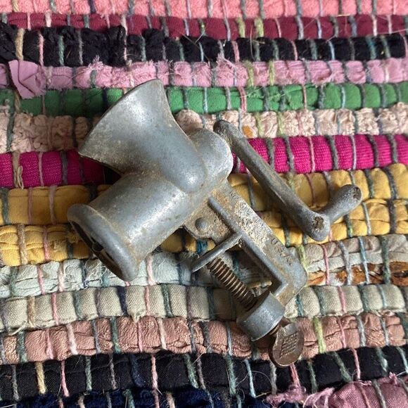 Vintage minature meat grinder toy - Picture 3 of 5